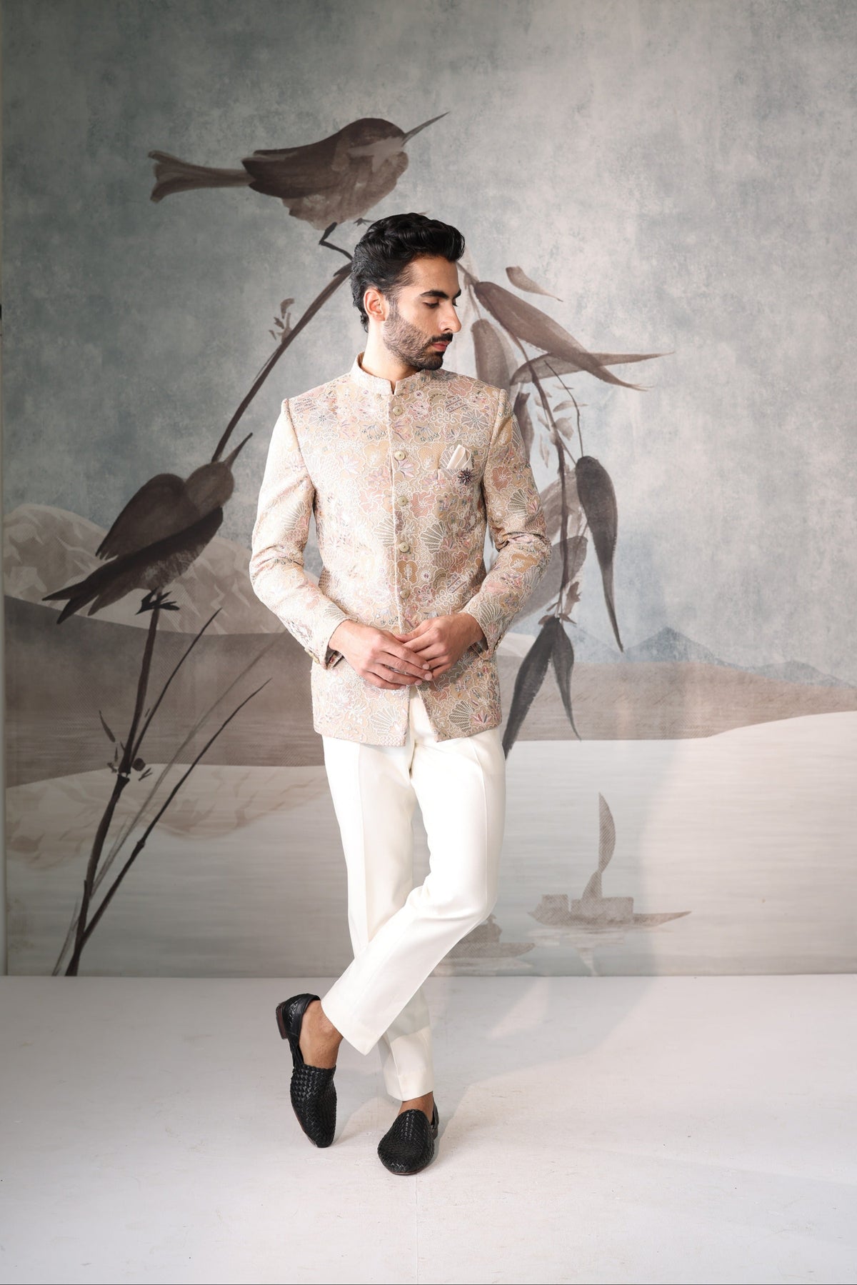 Beige bandgala with floral design